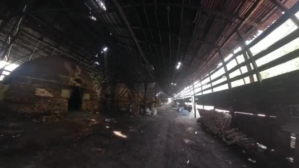 Kömür Ocağı Igloo Şeklindeki Konteynırın Kapalı Karanlık Sokak Sahnesi — Stok video