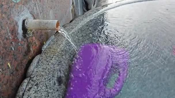 水および複数の着色された水スクープが付いている管のオーバーフロー ストック動画
