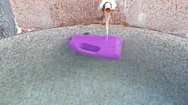 Transbordamento Banheira Com Água Várias Colheres Água Coloridas — Vídeo de Stock