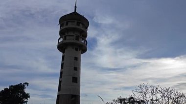 Fazla gelişmiş arazide boş bir deniz feneri kulesi..