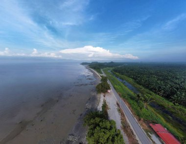 Alçak gel-git sahilindeki bataklık çamurlu sahil çevresinin havadan panoramik görüntüsü..