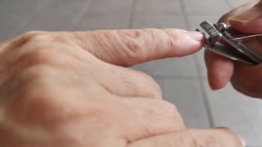 Birisi tırnak makası ile tırnağını kesmiş..