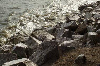 Kayalık sahildeki deniz dalgalarının yüksek gelgitlerinin kızılötesi görüntüsü.