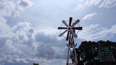 Rıhtımda eski bir metal yel değirmeni.. 