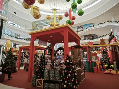 Kuala Lumpur, Malezya. 3 Aralık 2023: Pavilion Mall, Bukit Jalil 'in yaklaşan Noel kutlaması için iç mekan girişindeki güzel dekorasyon sahnesi.