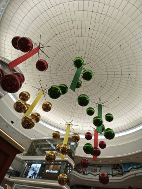 Kuala Lumpur, Malezya. 3 Aralık 2023: Pavilion Mall, Bukit Jalil 'in yaklaşan Noel kutlaması için iç mekan girişindeki güzel dekorasyon sahnesi.