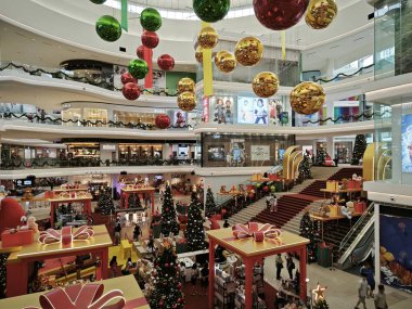 Kuala Lumpur, Malezya. 3 Aralık 2023: Pavilion Mall, Bukit Jalil 'in yaklaşan Noel kutlaması için iç mekan girişindeki güzel dekorasyon sahnesi.