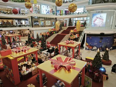 Kuala Lumpur, Malezya. 3 Aralık 2023: Pavilion Mall, Bukit Jalil 'in yaklaşan Noel kutlaması için iç mekan girişindeki güzel dekorasyon sahnesi.
