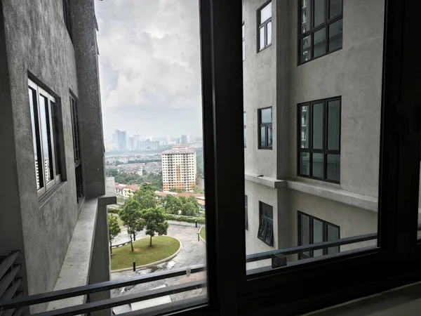 Kinézett Ablakon Keret Magas Épület Felé Távolság Város Táj — Stock Fotó