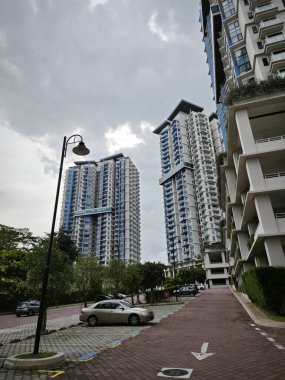 Kuala Lumpur, Malezya. Aralık 03.2023: Puchong Jaya 'daki Gökyüzü Apartman Parkı etrafındaki güzel ve devasa konutlar.