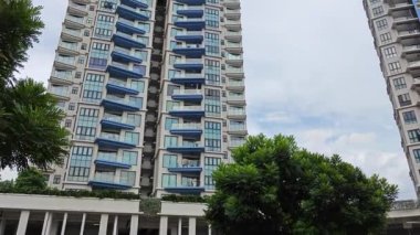 Kuala Lumpur, Malezya. Aralık 03.2023: Puchong Jaya 'daki Gökyüzü Apartman Parkı etrafındaki güzel ve devasa konutlar.