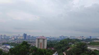 Gökdelen binasının uzak sahnesine doğru bakıyor..