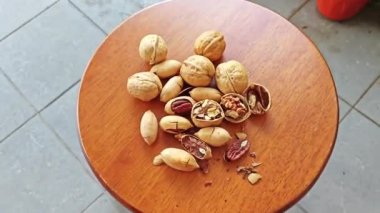 Yenilebilir kurutulmuş ceviz ve ceviz cevizlerinin görüntüleri..