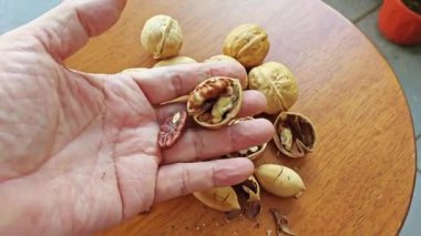 Yenilebilir kurutulmuş ceviz ve ceviz cevizlerinin görüntüleri..