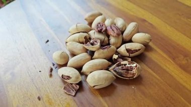 Yenilebilir fındık cevizlerinin görüntüleri..