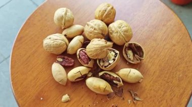 Yenilebilir kurutulmuş ceviz ve ceviz cevizlerinin görüntüleri..