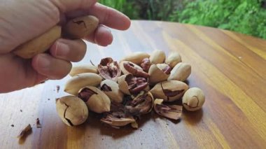 Yenilebilir fındık cevizlerinin görüntüleri..