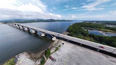 Kıyı şeridi boyunca uzanan beton otoyol köprüsünde ultra geniş panoramik manzara.