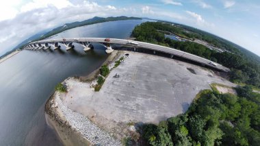 Kıyı şeridi boyunca uzanan beton otoyol köprüsünde ultra geniş panoramik manzara.