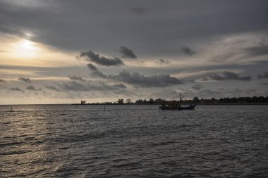 Ufuktaki güzel okyanusa bakıyorum..