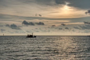 Ufuktaki güzel okyanusa bakıyorum..