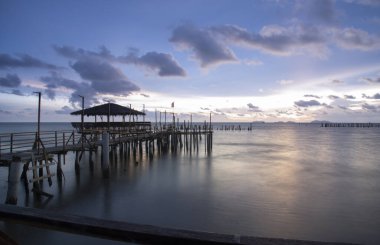 Ufuktaki güzel okyanusa bakıyorum..