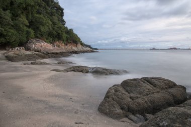 Kayalık sahil boyunca deniz dalgalarının yavaş çekim görüntüleri..
