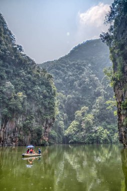 Kireçtaşı tepesinin etrafındaki göl manzarası.