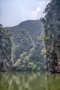 Kireçtaşı tepesinin etrafındaki göl manzarası.