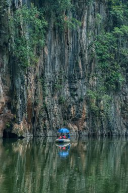Kireçtaşı tepesinin etrafındaki göl manzarası.