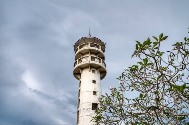 Fazla gelişmiş arazide boş bir deniz feneri kulesi.. 