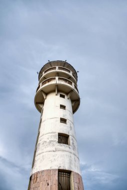 Fazla gelişmiş arazide boş bir deniz feneri kulesi.. 
