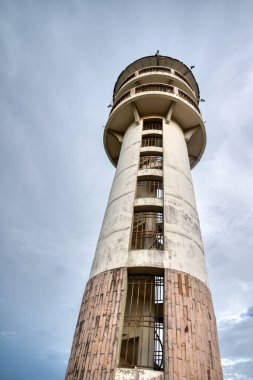 Fazla gelişmiş arazide boş bir deniz feneri kulesi.. 