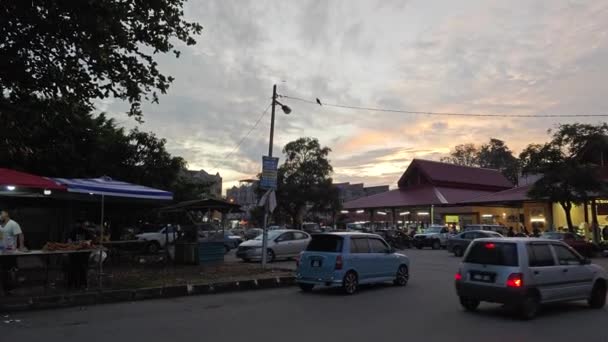 マレーシアだ 12月 2023 Koh Pasarの屋外で忙しいローカルマーケットストリートの周りのカラフルで美しい朝の日の出のシーン — ストック動画