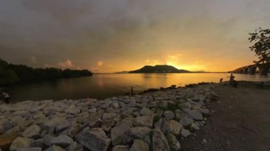 Gece geç saatlerde köprüdeki sahilde zaman aşımı sahnesi.