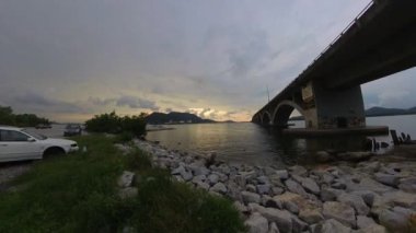 Gece geç saatlerde köprüdeki sahilde zaman aşımı sahnesi.