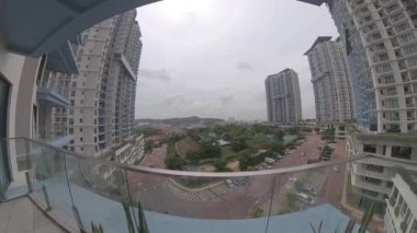 Değişen gökyüzünün balkondan şehre bakışının hızlandırılmış görüntüsü.