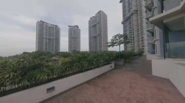 Ön plandaki gökdelen binası ile kasvetli gökyüzü arka planına bakıyorum..