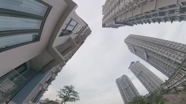 Mirando Sombrío Fondo Del Cielo Con Edificio Rascacielos Primer Plano — Vídeos de Stock