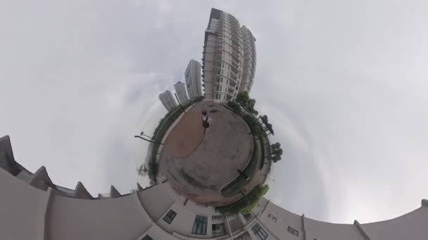 Rekaman Planet Kecil Dari Model Laki Laki Berjalan Sekitar Gedung — Stok Video