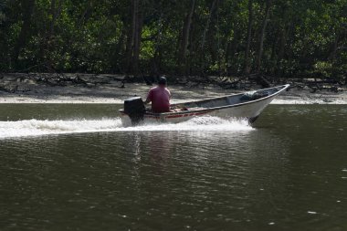 Tanımlanamayan balıkçı teknesi hızla kıyıya geri dönüyor..