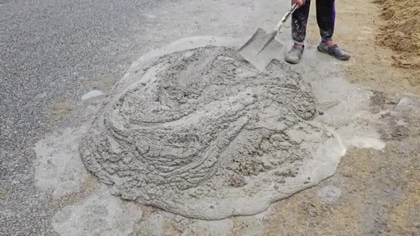 거리에 수동으로 시멘트와 모래의 — 비디오