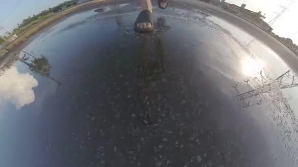 Homem Andando Piscina Água Estagnada Chuva Por Rua — Vídeo de Stock