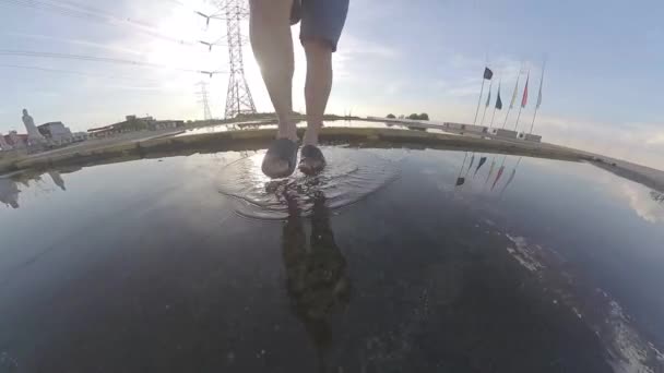 Berjalan Kaki Manusia Atas Kolam Air Hujan Yang Stagnan Oleh — Stok Video