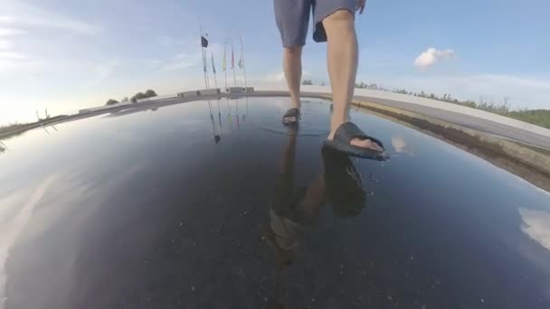 Mannens Fot Poolen Stillastående Regnvatten Gatan — Stockvideo