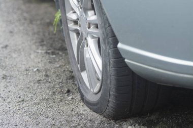 Yol kenarındaki lastik neredeyse patlak..
