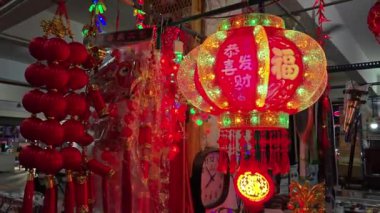 Perak, Malezya. 01 Ocak 2024: Çin Yeni Yıl kutlamaları için çeşitli Çin fener tasarımları İyi Bakış Sitiawan 'da satışa sunuluyor.