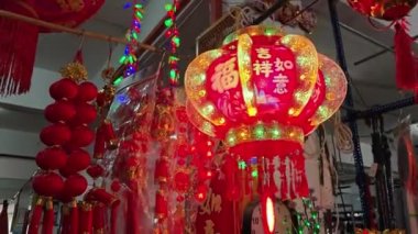 Perak, Malezya. 01 Ocak 2024: Çin Yeni Yıl kutlamaları için çeşitli Çin fener tasarımları İyi Bakış Sitiawan 'da satışa sunuluyor.