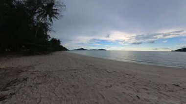 Sahildeki değişen güzel gökyüzünün hızlandırılmış sahnesi.