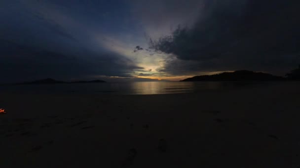 海滩上美丽的变化中的天空的时光流逝场景 — 图库视频影像
